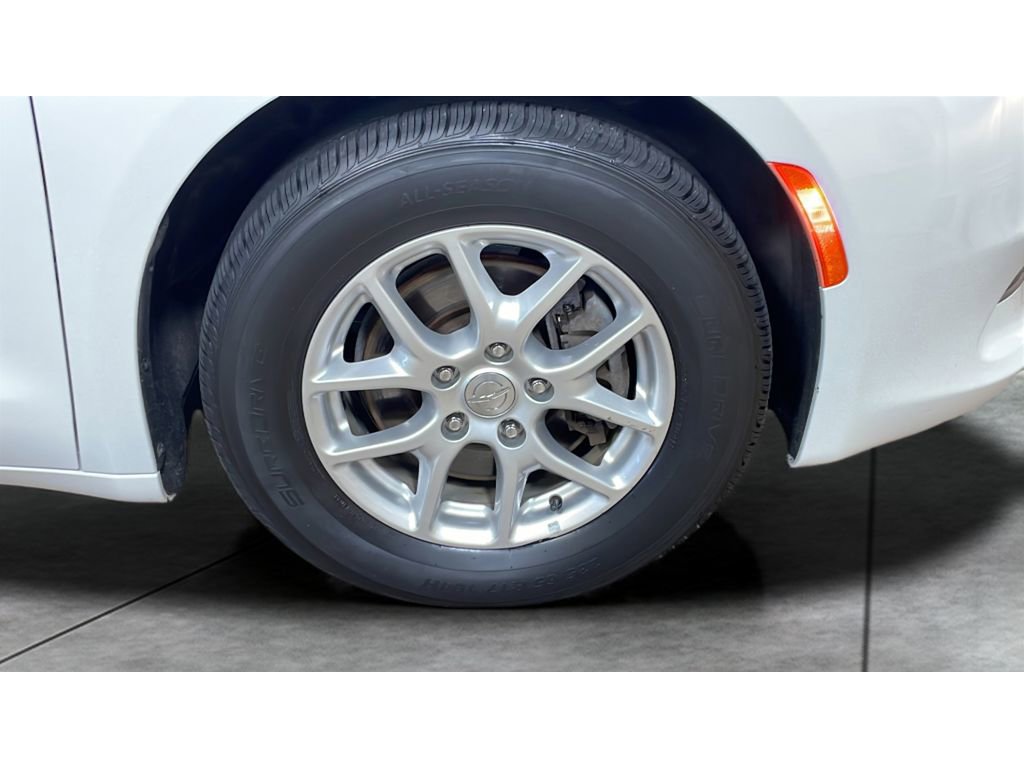 Used 2020 Chrysler Voyager LX FWD image 19