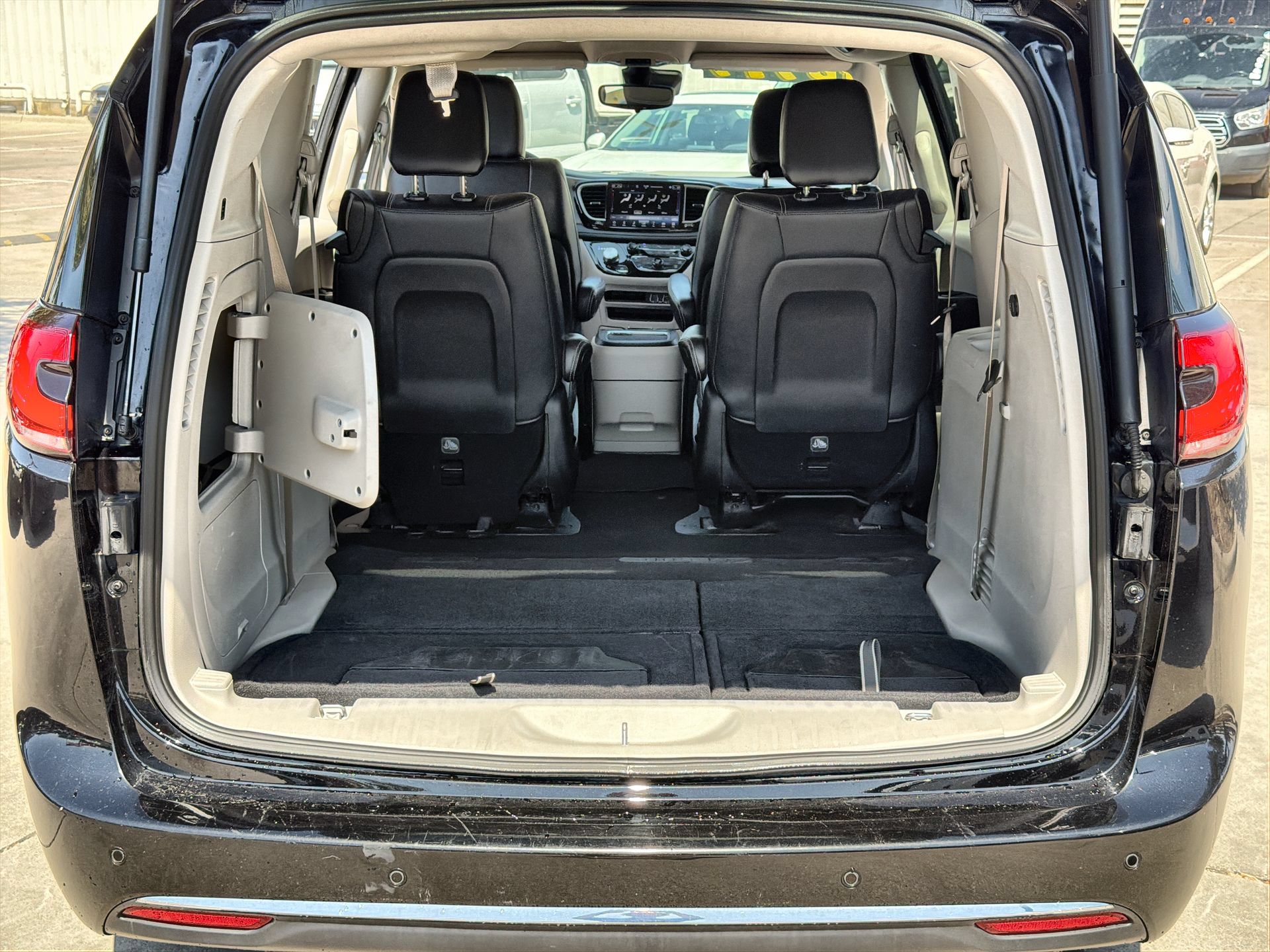 Used 2024 Chrysler Pacifica Limited FWD image 23