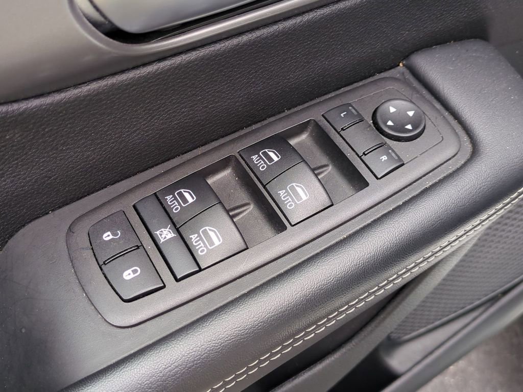 Used 2025 Chrysler Pacifica Select image 13