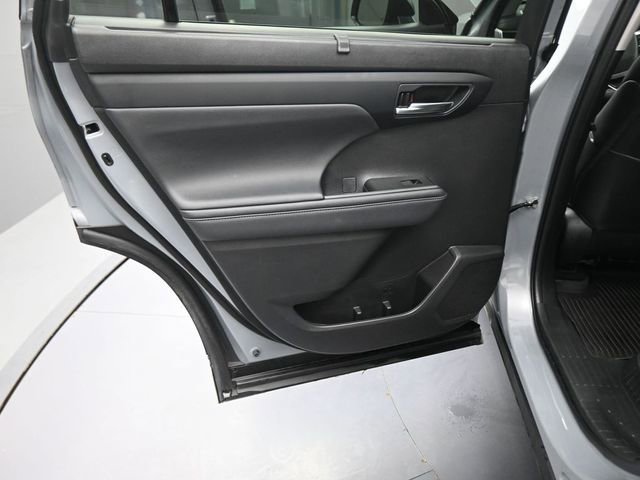 Used 2024 Toyota Highlander XLE image 18