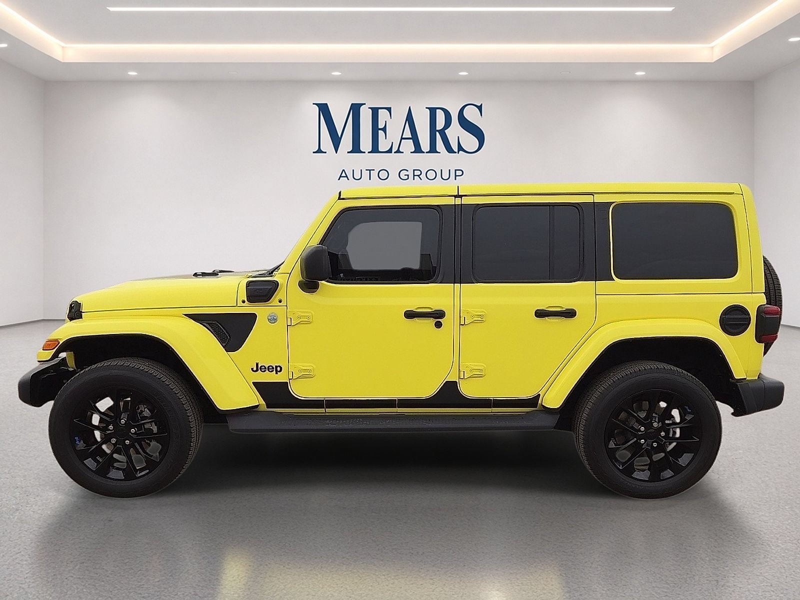 Used 2023 Jeep Wrangler Unlimited Sahara w/ Cold Weather Group AWD/4WD image 2