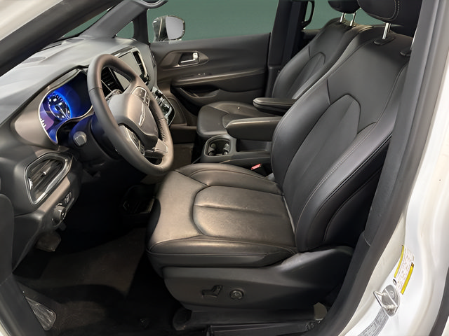 Used 2026 Chrysler Pacifica Select FWD image 11