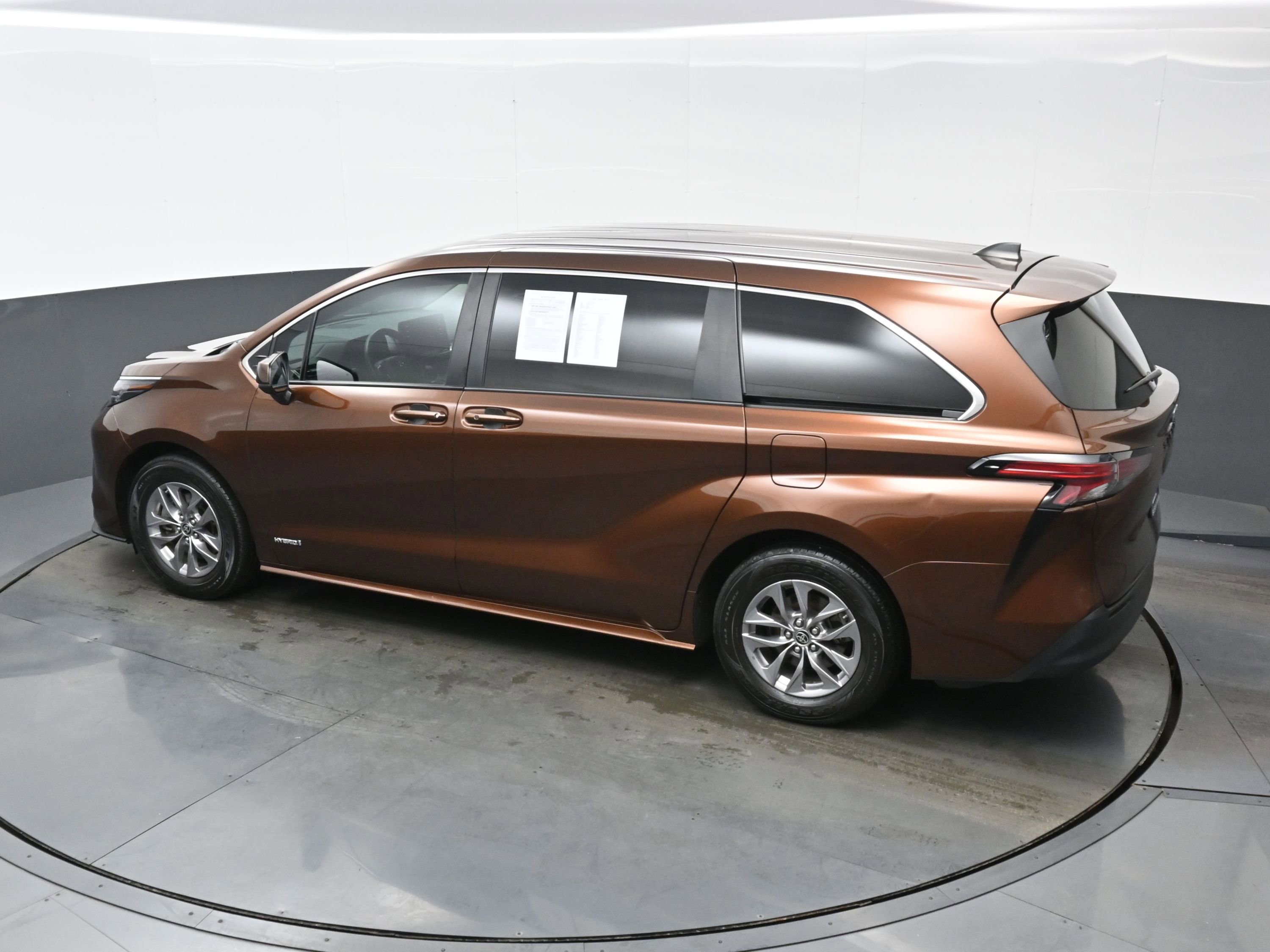Used 2021 Toyota Sienna LE image 18