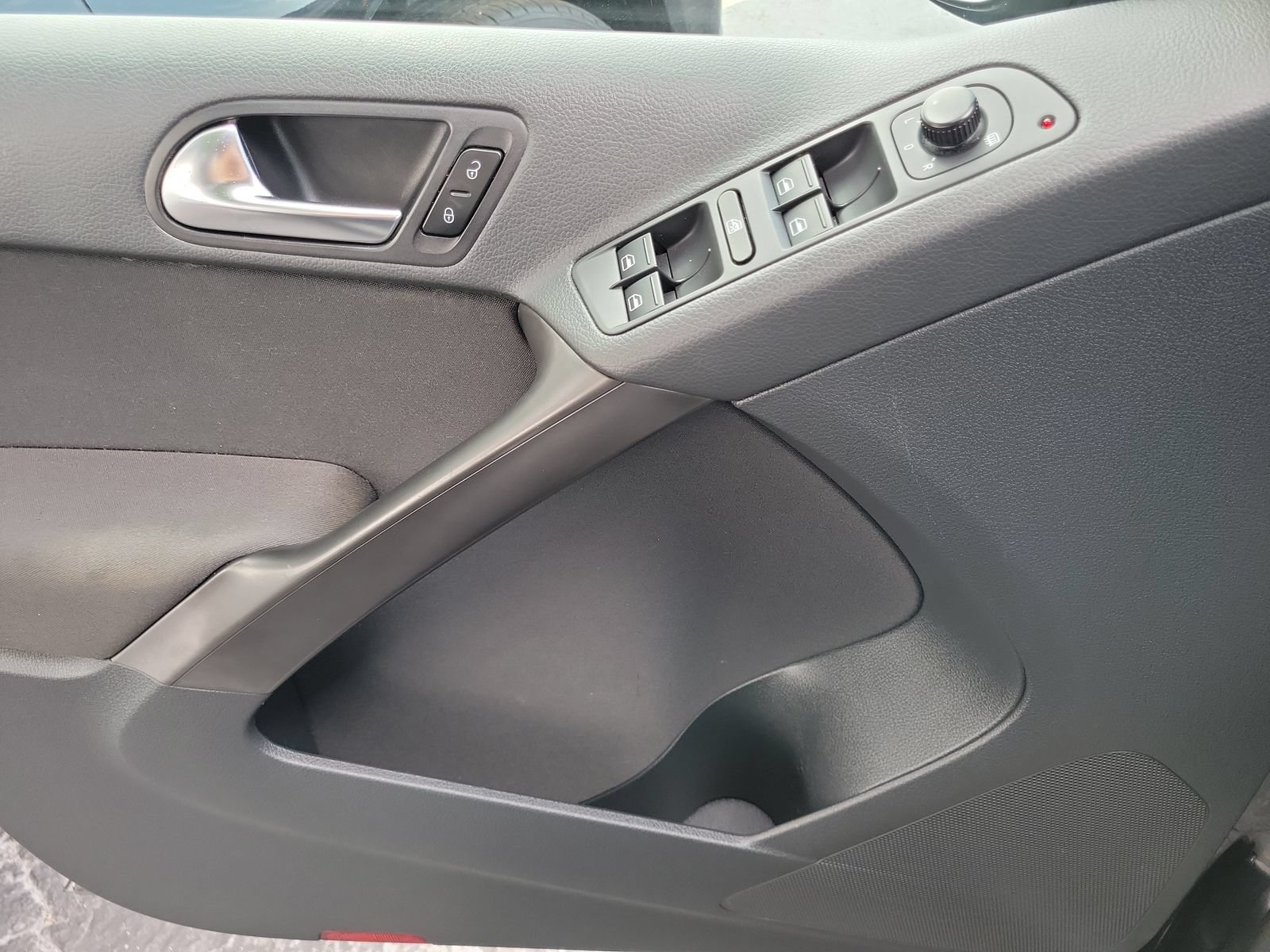 Used 2009 Volkswagen Tiguan S FWD image 15