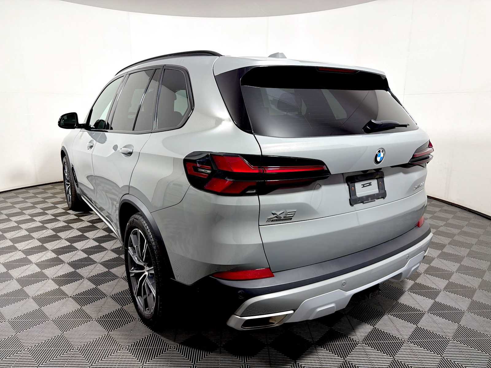 Used 2025 BMW X5 xDrive40i w/ M Sport Package AWD/4WD image 5