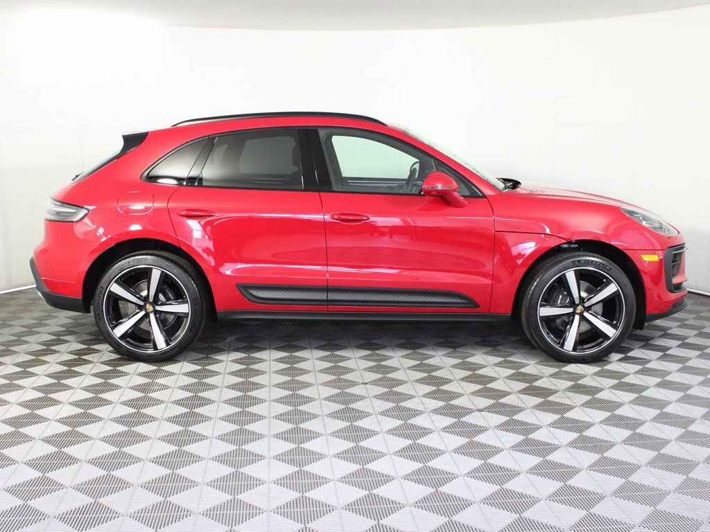 Certified 2025 Porsche Macan image 8