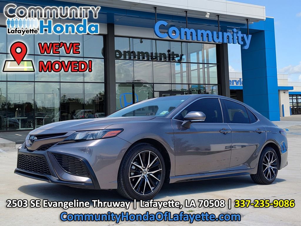 Used 2022 Toyota Camry SE FWD image 1
