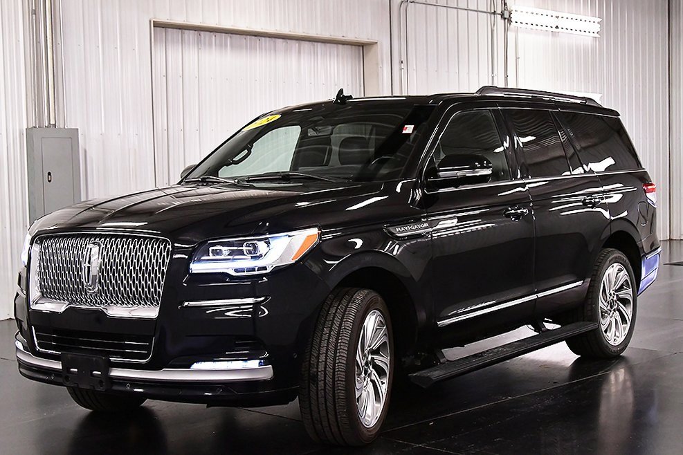 Used 2024 Lincoln Navigator Premiere image 3
