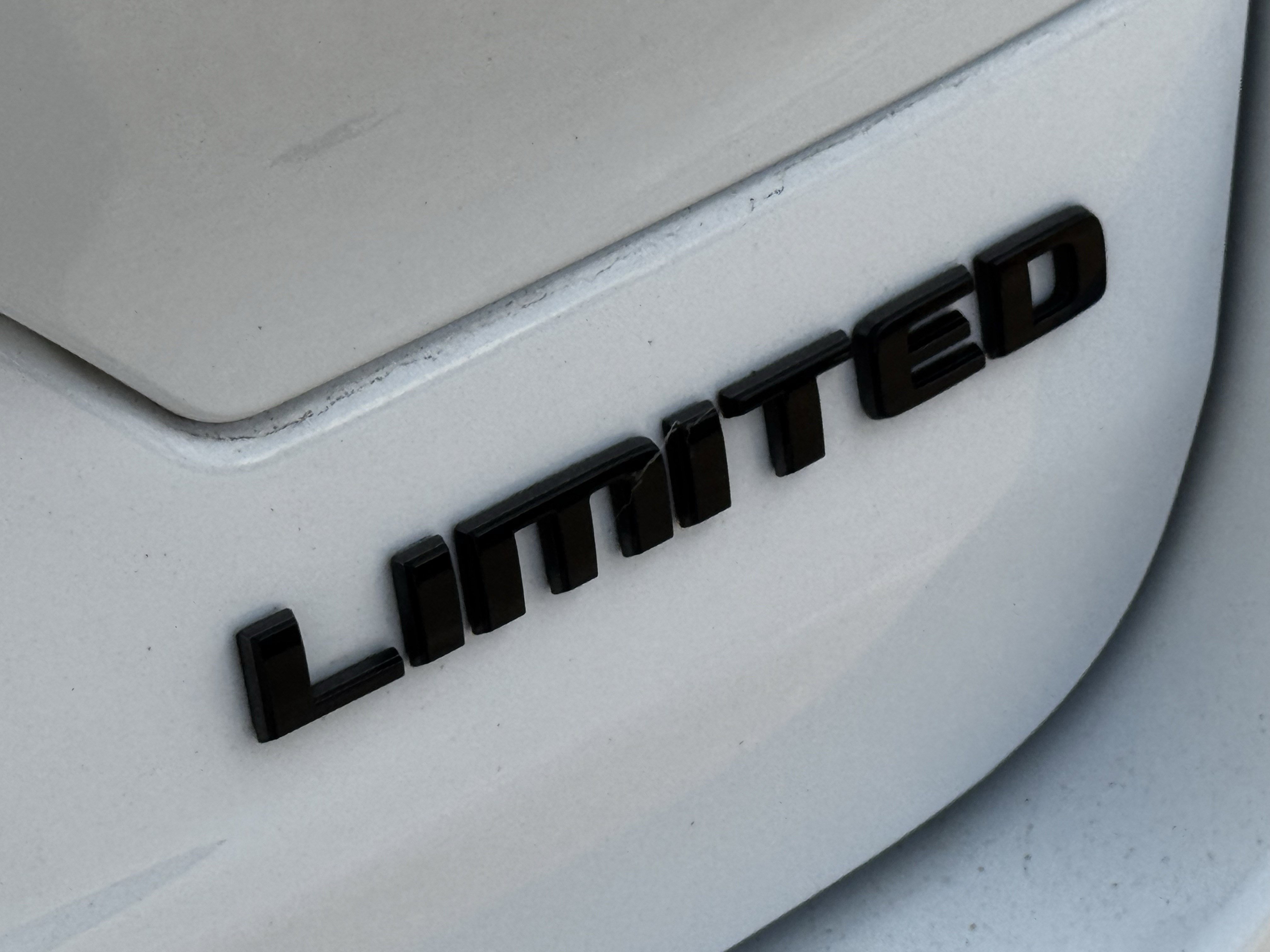 Used 2023 Jeep Grand Cherokee Limited w/ Black Appearance Package image 12