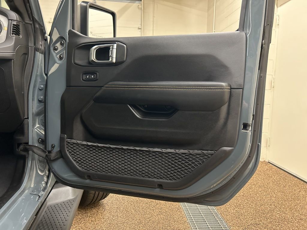 Used 2025 Jeep Wrangler Unlimited Sahara image 16