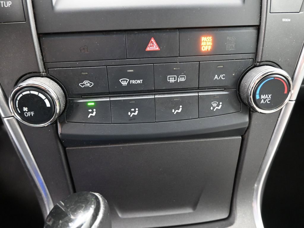 Used 2016 Toyota Camry SE FWD image 3