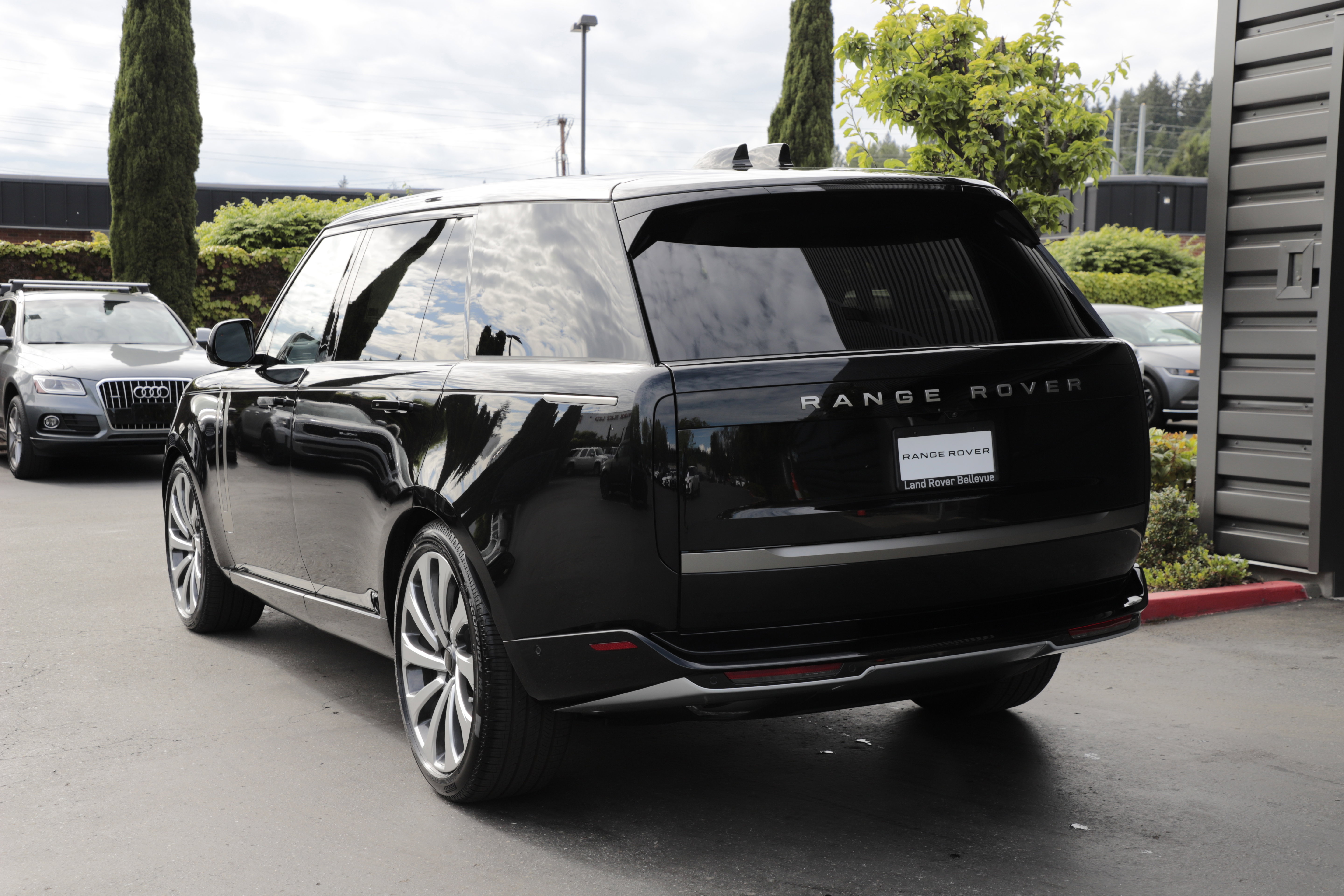 New 2026 Land Rover Range Rover Long Wheelbase SE AWD/4WD image 6
