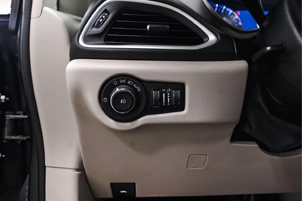 Used 2023 Chrysler Pacifica Touring-L FWD image 20