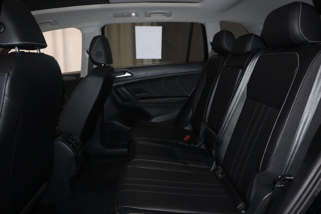 Used 2022 Volkswagen Tiguan SE w/ Panoramic Sunroof Package AWD/4WD image 21