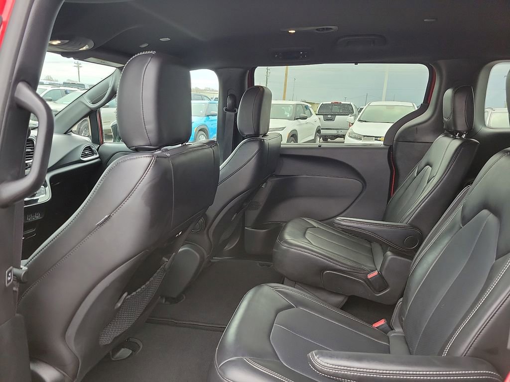Used 2025 Chrysler Pacifica Select image 10