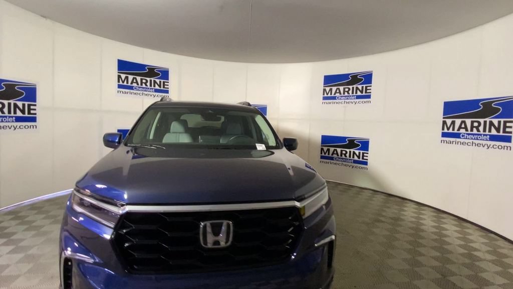 Used 2025 Honda Pilot Touring image 4