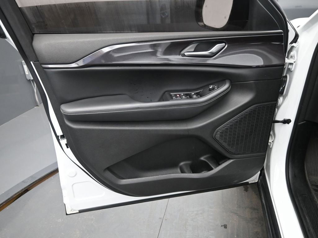 Used 2023 Jeep Grand Cherokee L Altitude image 12