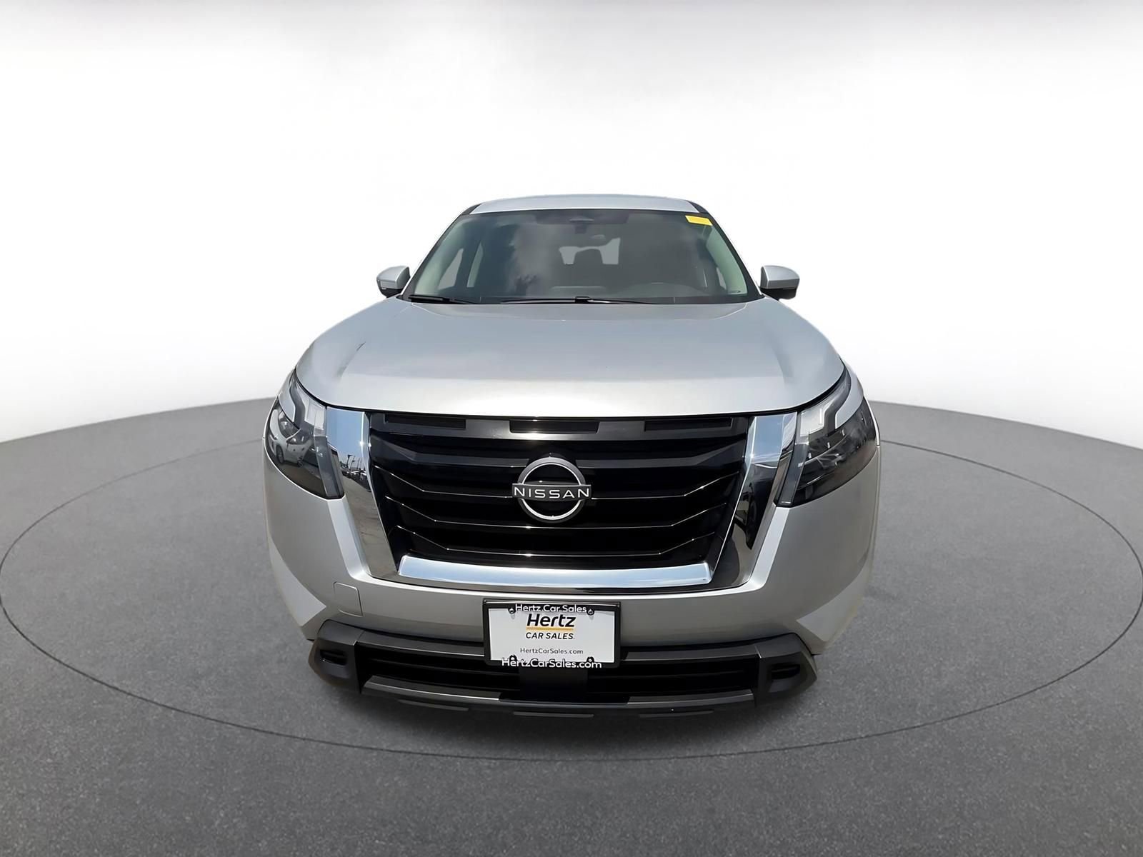 Used 2025 Nissan Pathfinder SV FWD image 3
