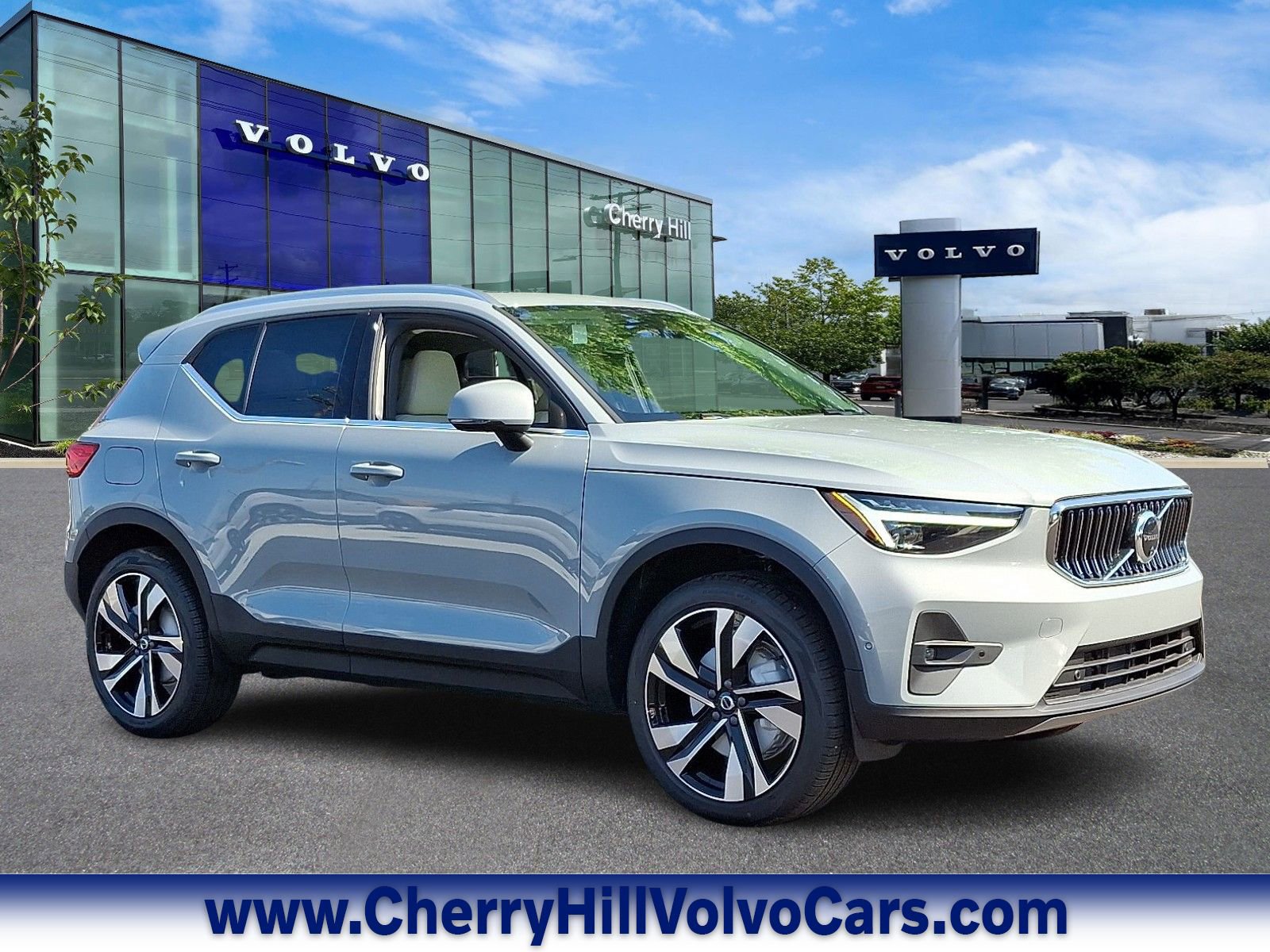 New 2025 Volvo XC40 B5 Ultra w/ Protection Package Premier