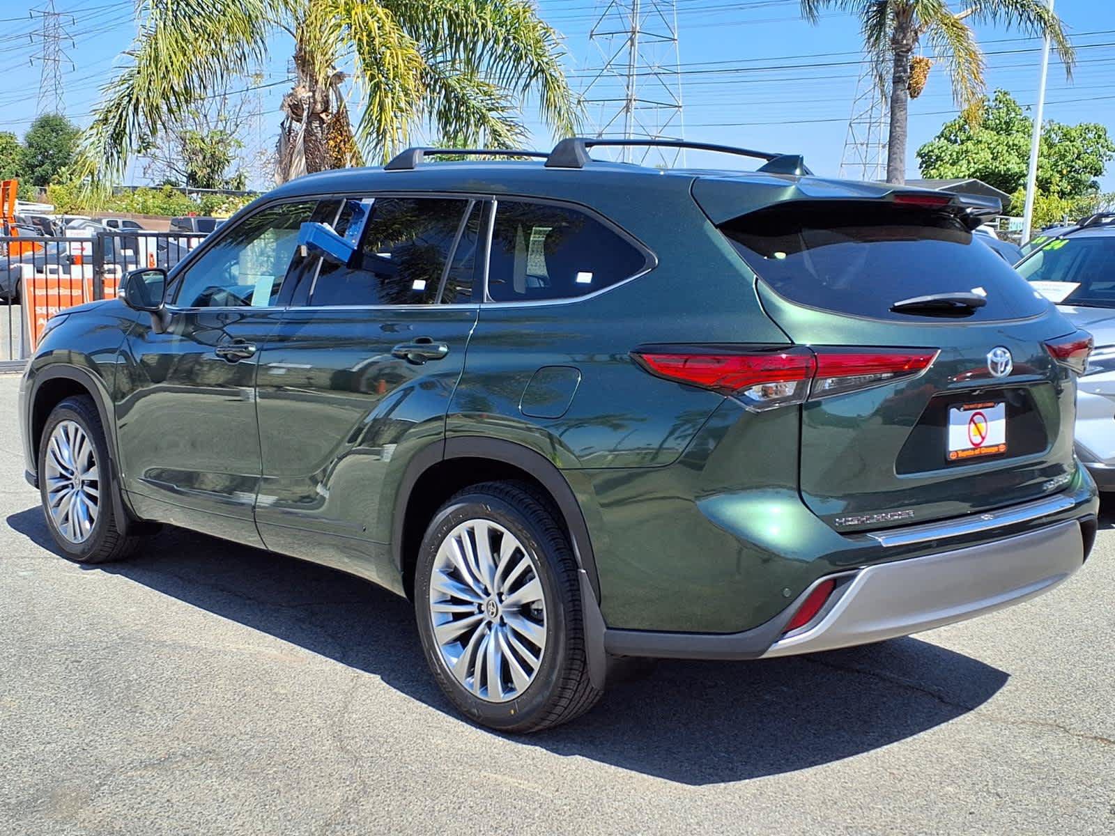 Used 2023 Toyota Highlander Platinum FWD image 4