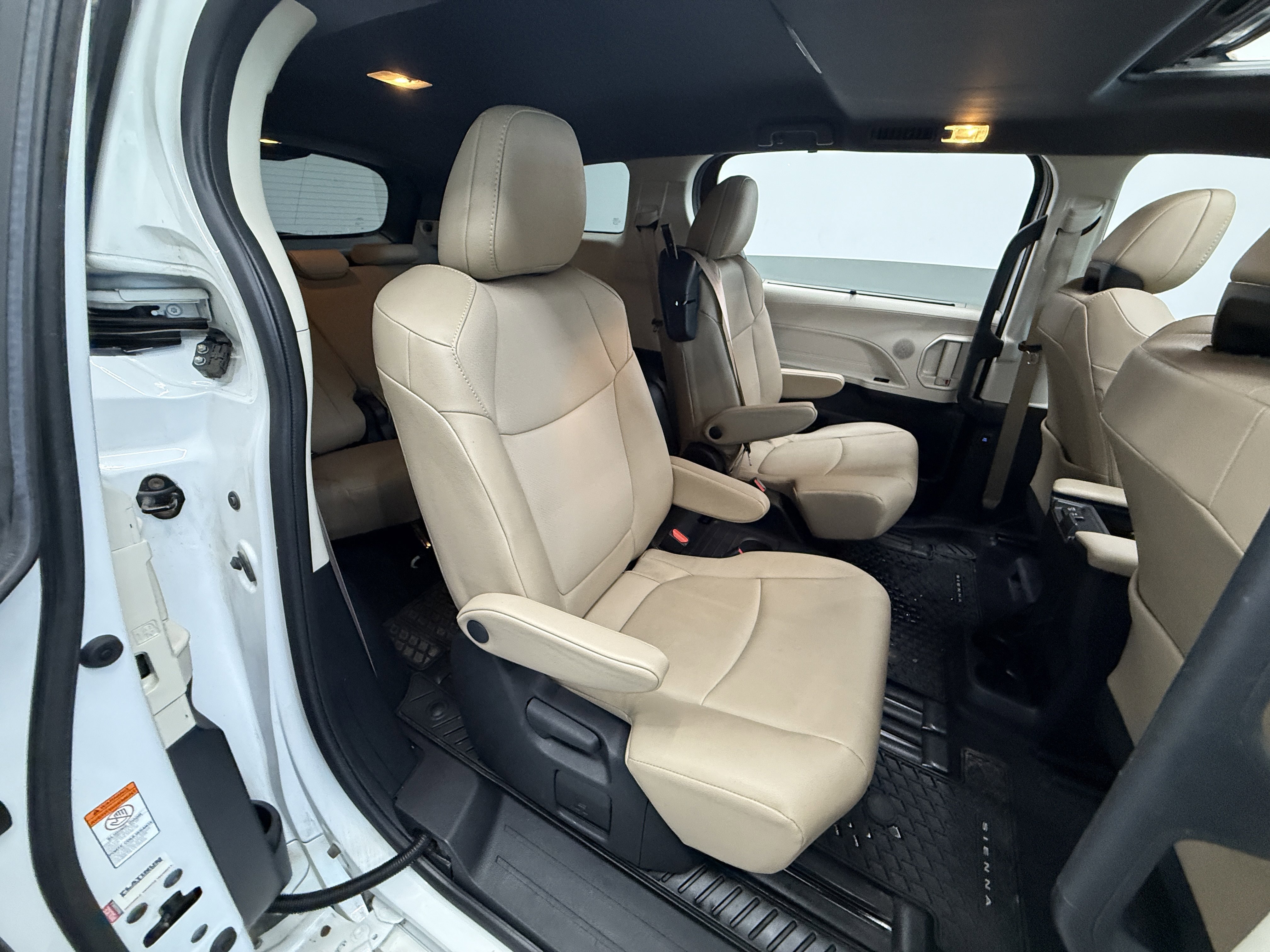 Used 2021 Toyota Sienna XLE image 27