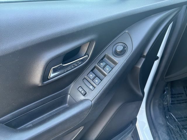 Used 2017 Chevrolet Trax LT w/ LT Convenience Package FWD image 21