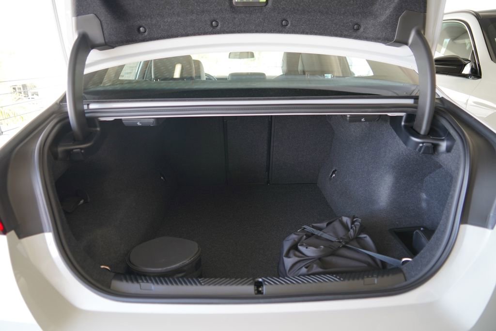 New 2026 BMW 550e xDrive AWD/4WD image 21