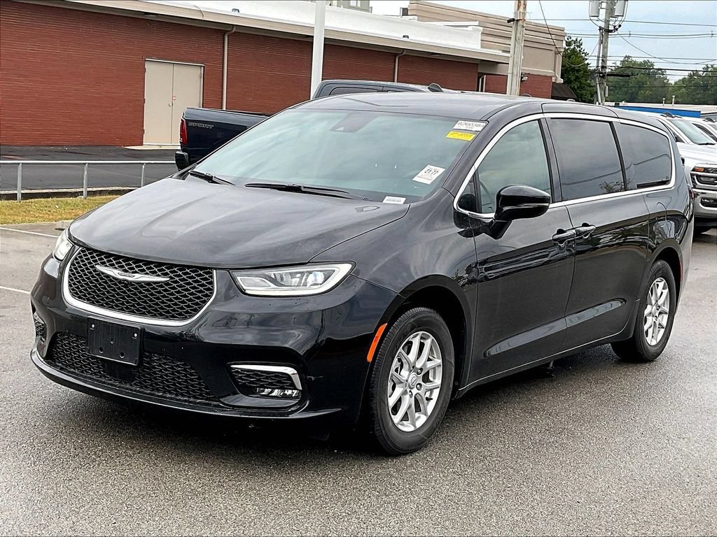 Used 2026 Chrysler Pacifica Select FWD image 2