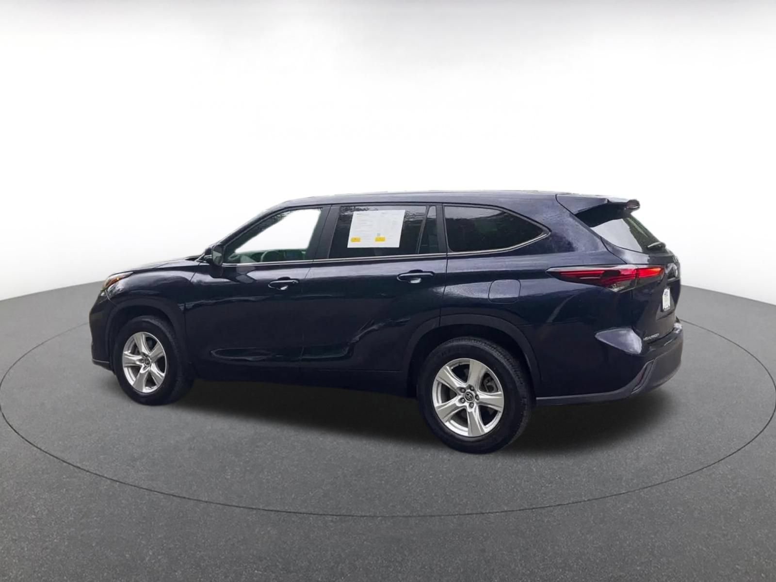 Used 2025 Toyota Highlander LE FWD image 9