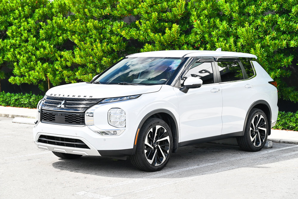Used 2023 Mitsubishi Outlander SE Black Edition FWD image 1