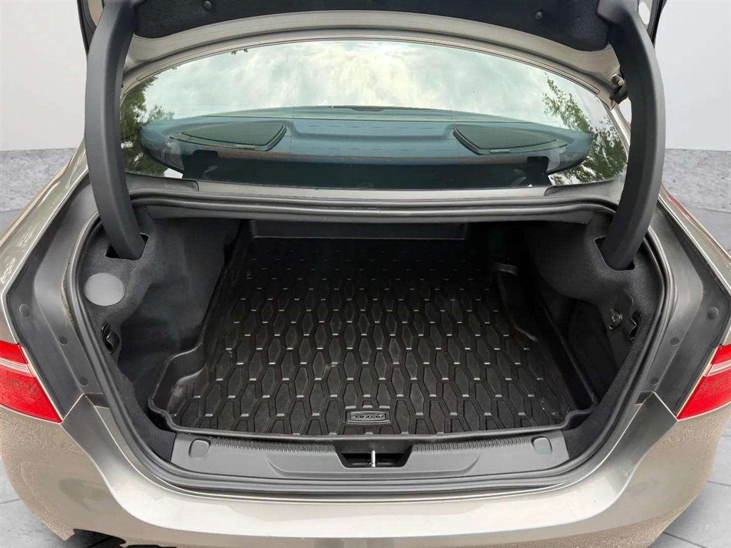 Used 2019 Jaguar XE S RWD image 18