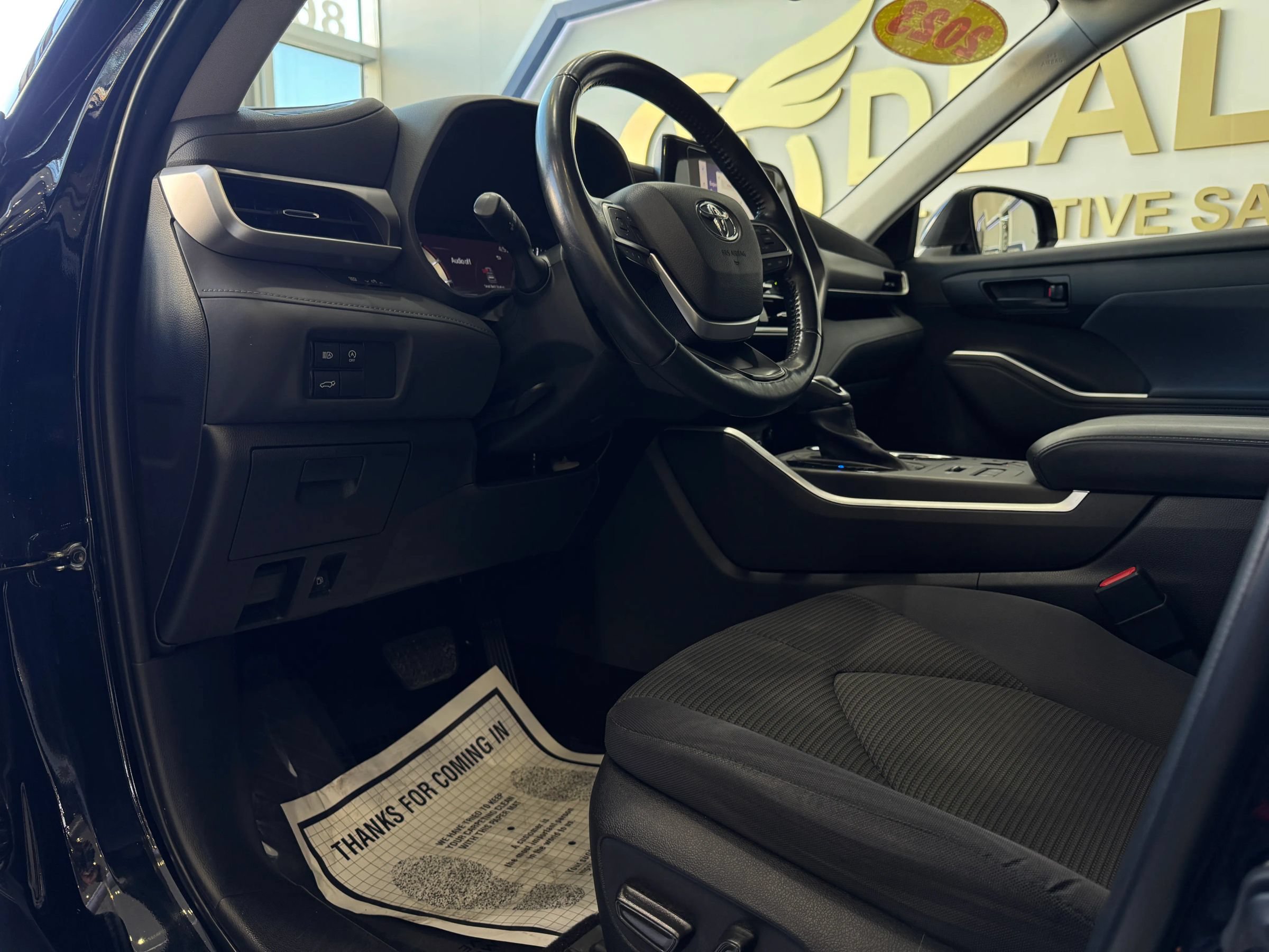 Used 2023 Toyota Highlander LE AWD/4WD image 9