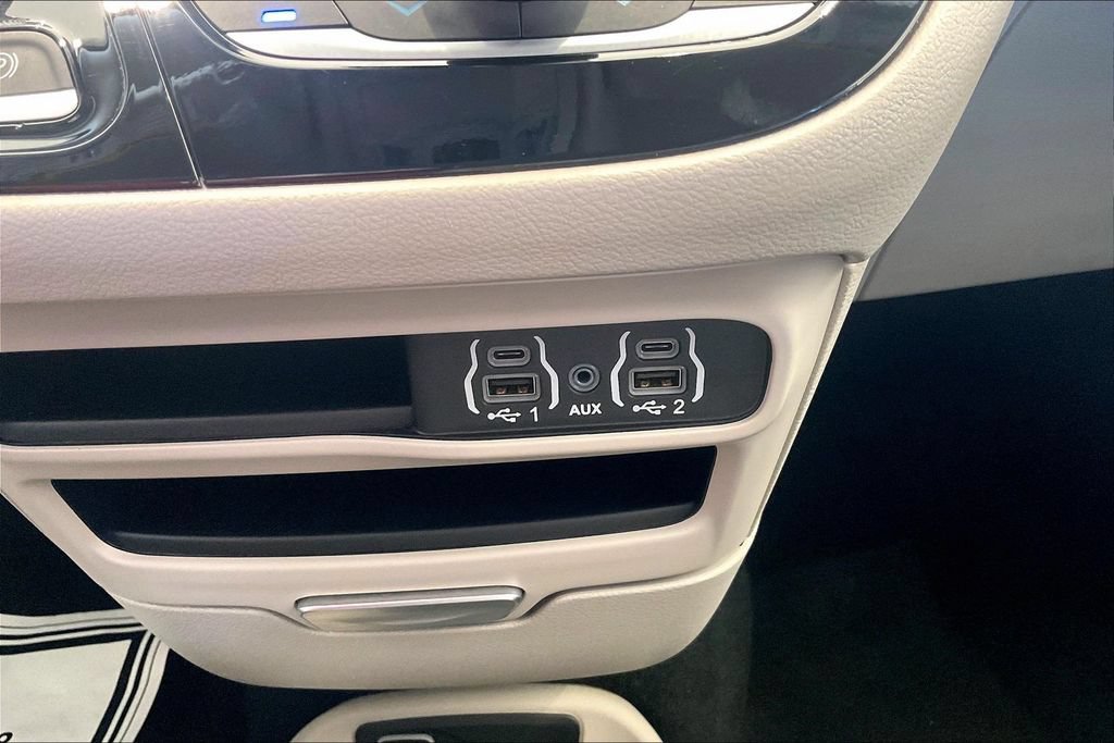 Used 2024 Chrysler Pacifica Touring-L FWD image 31