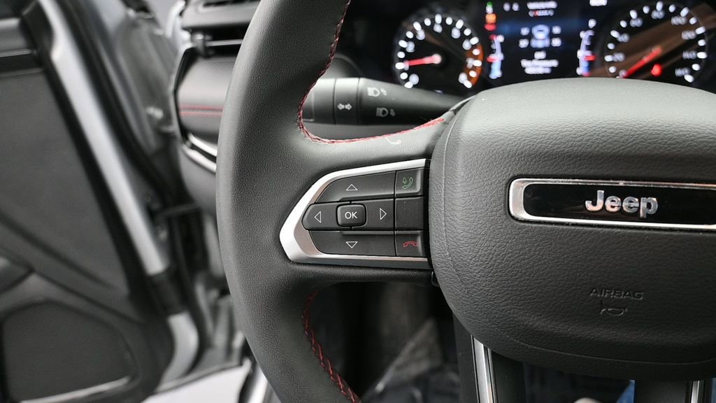 Used 2025 Jeep Compass Trailhawk AWD/4WD image 29