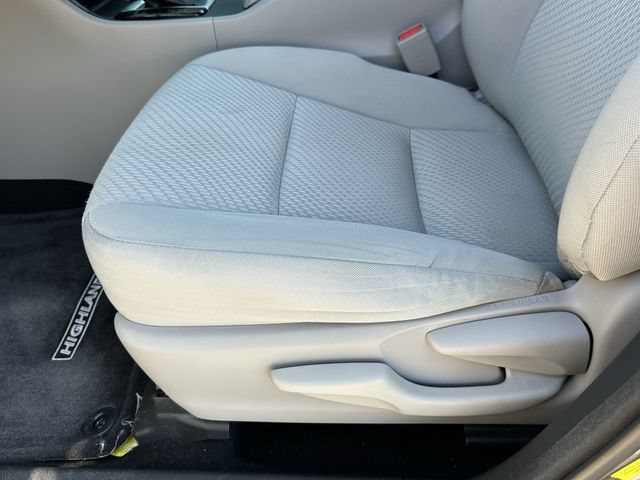 Used 2017 Toyota Highlander LE FWD image 24