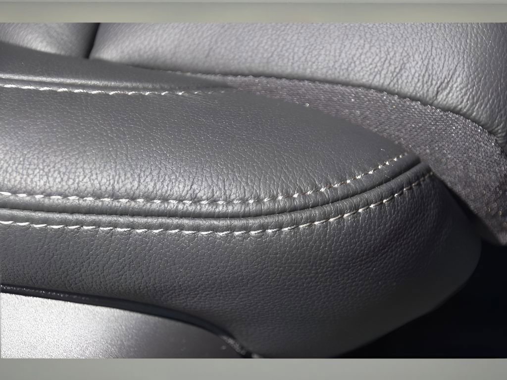 Used 2025 Volvo XC40 B5 Plus w/ Protection Package Premier image 25