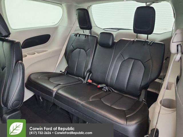 Used 2024 Chrysler Pacifica Touring-L image 32