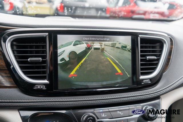Used 2021 Chrysler Pacifica Limited w/ Uconnect Theater Family Group image 31