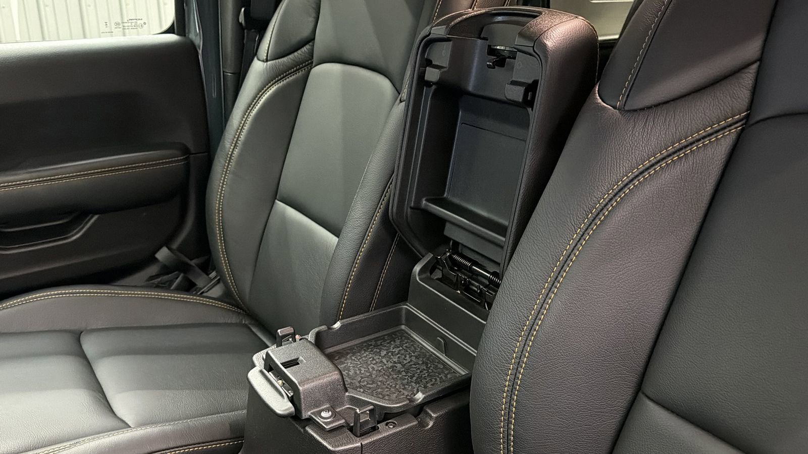 Used 2025 Jeep Wrangler Unlimited Sahara AWD/4WD image 23