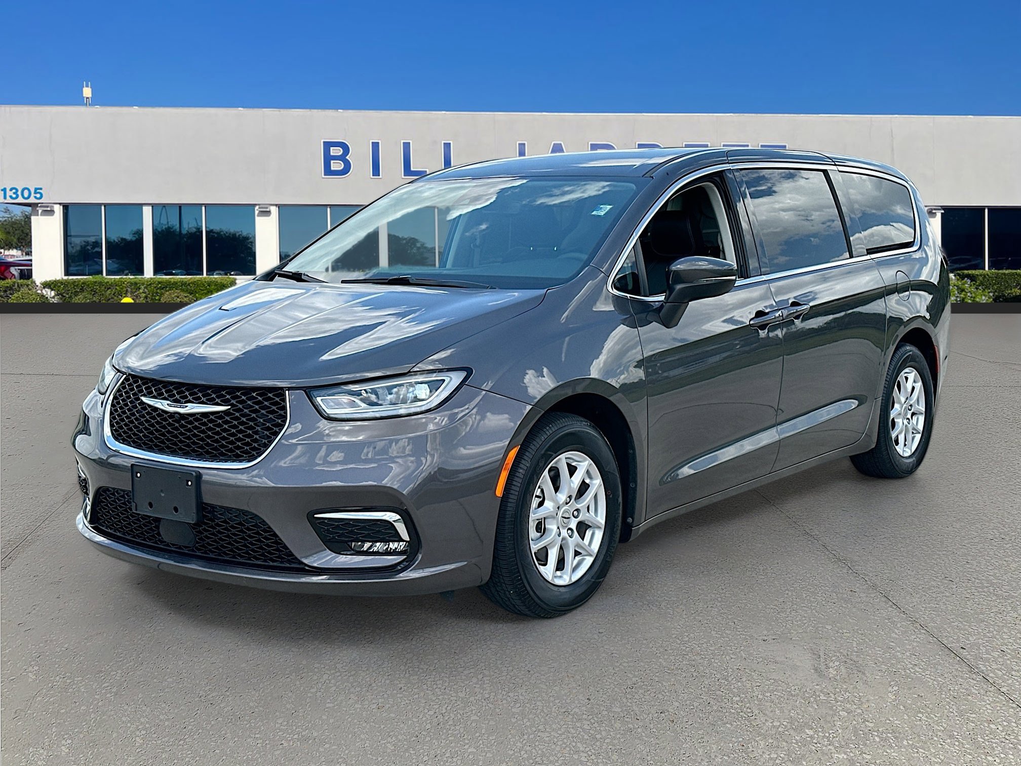 Used 2023 Chrysler Pacifica Touring-L FWD image 3