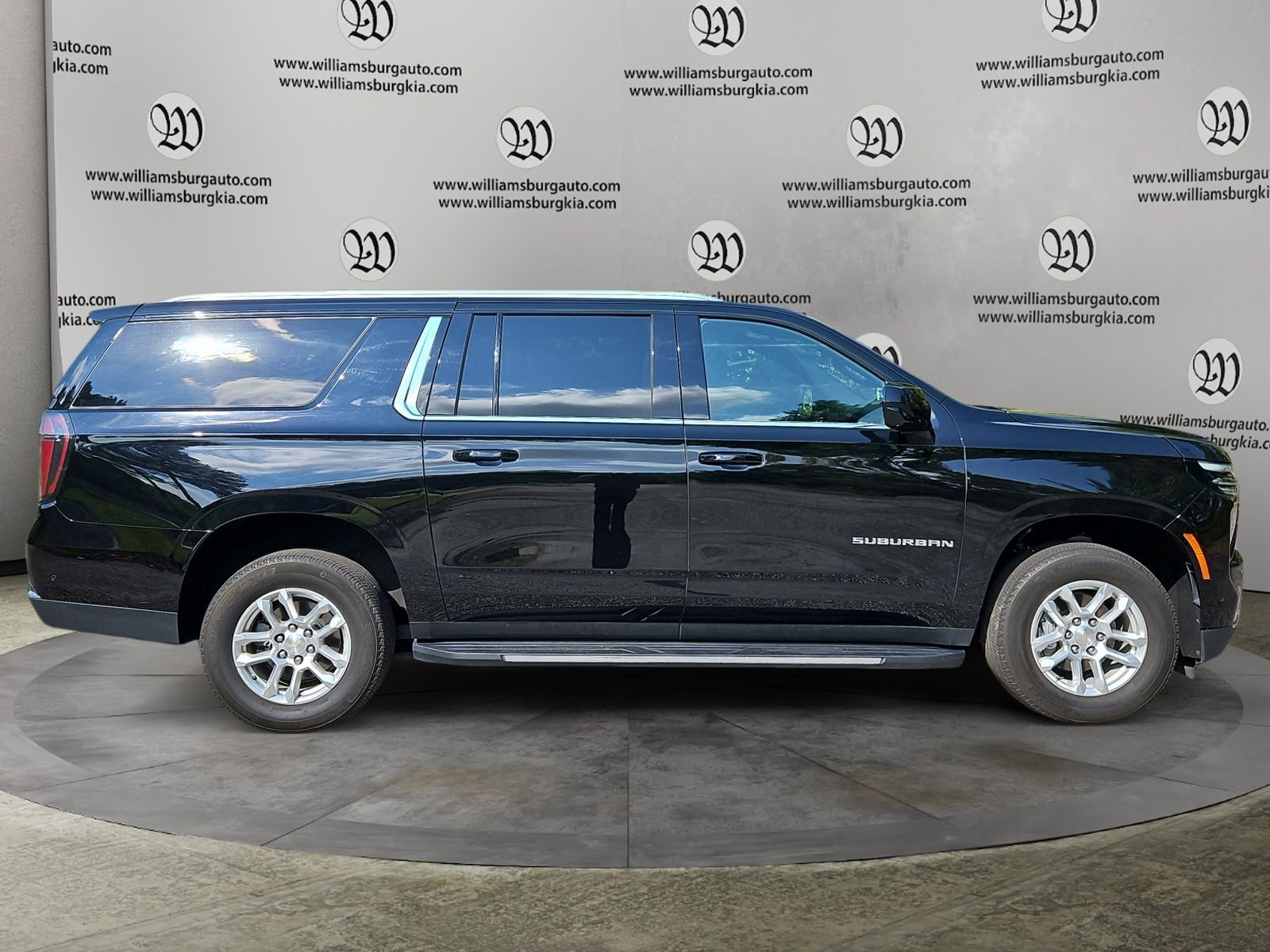 Used 2025 Chevrolet Suburban LT RWD image 6