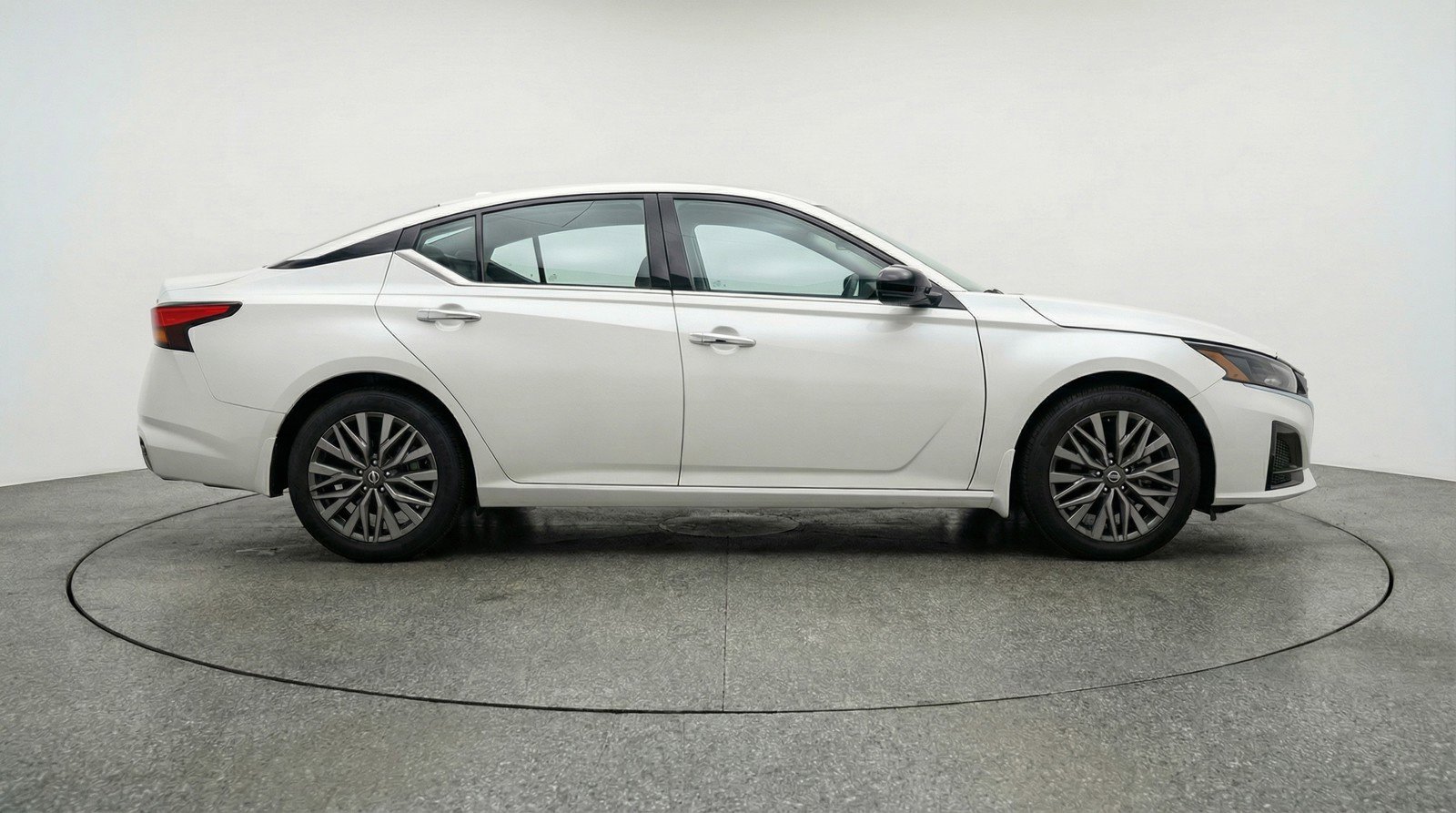 Used 2025 Nissan Altima 2.5 SV FWD image 11