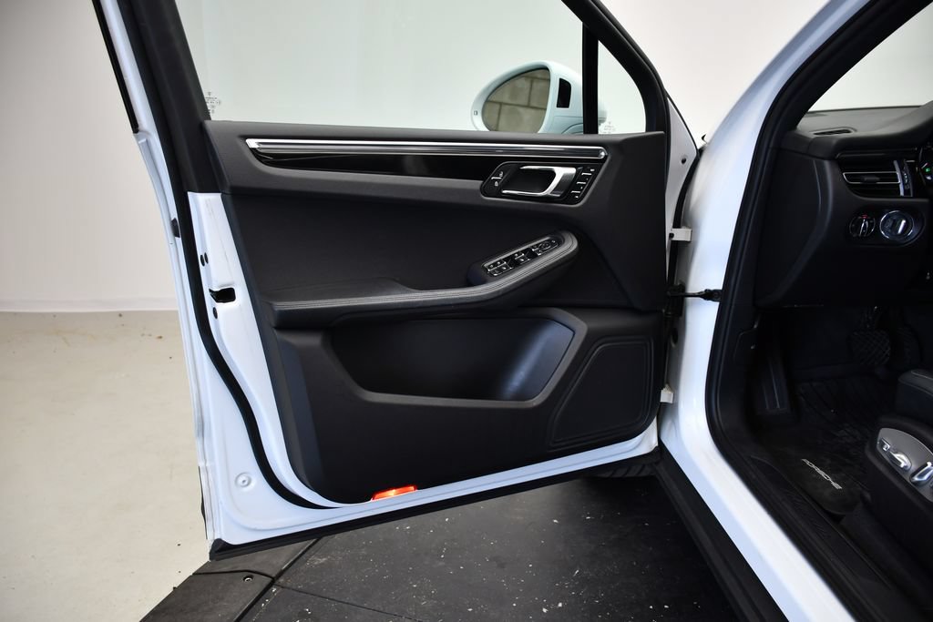 Certified 2023 Porsche Macan AWD/4WD image 31
