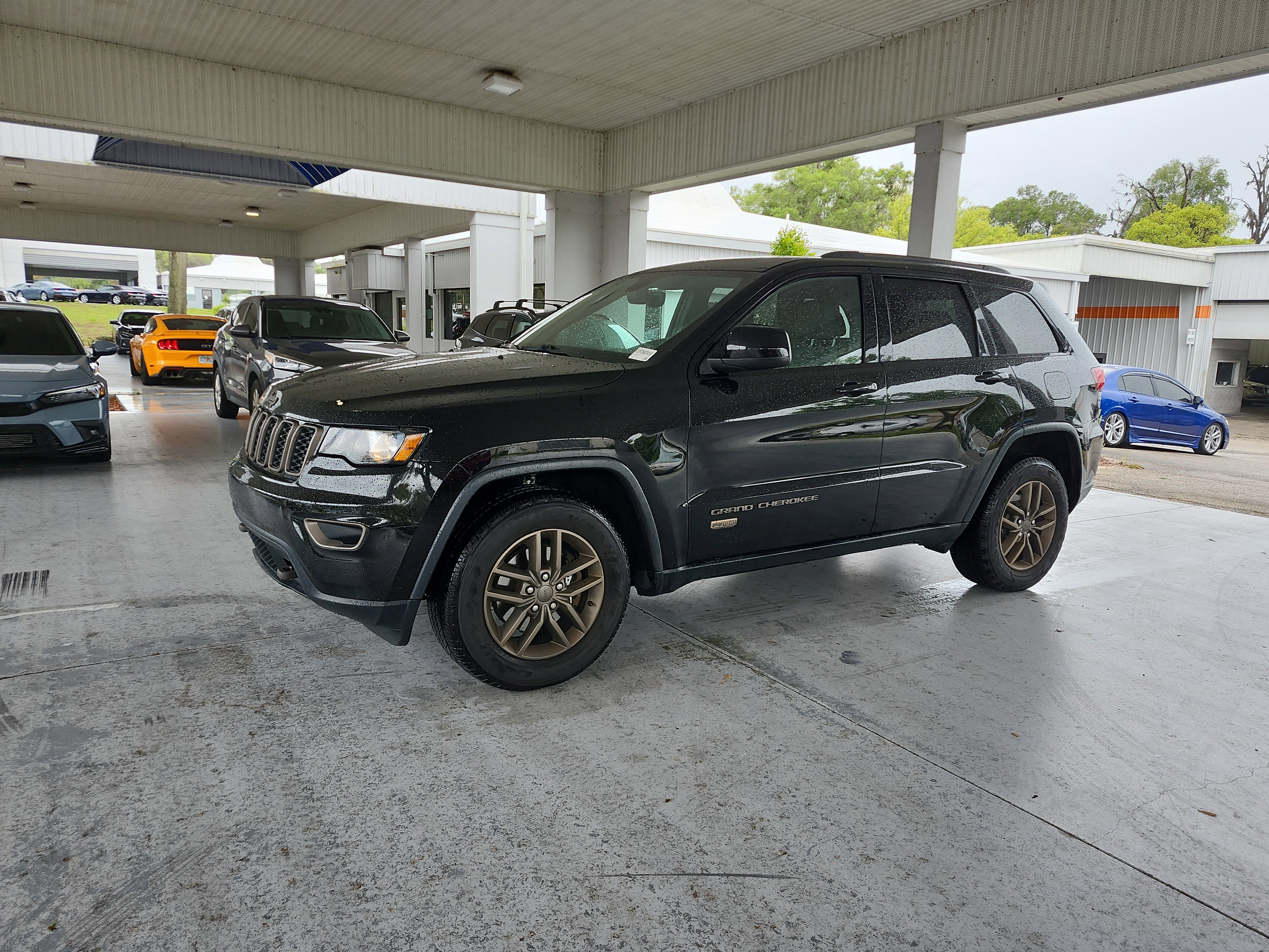 Used 2017 Jeep Grand Cherokee Laredo image 1
