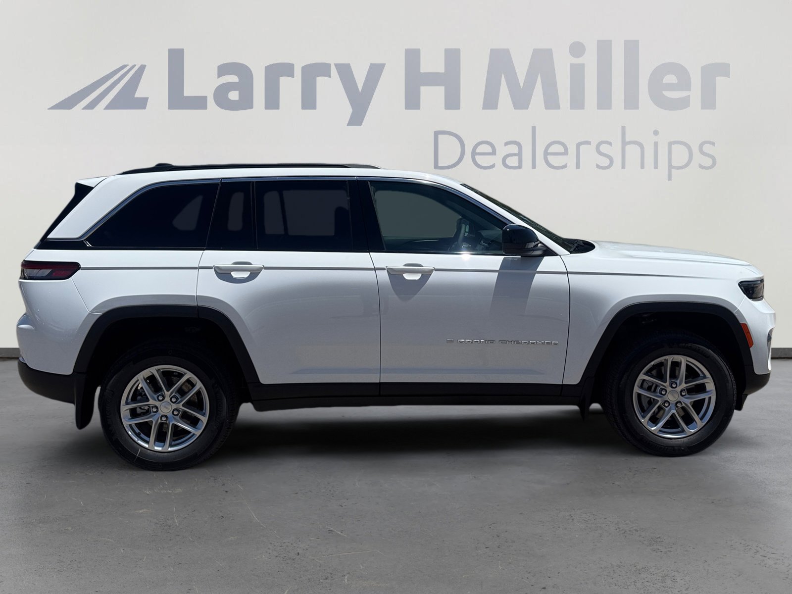 New 2026 Jeep Grand Cherokee Laredo w/ MOPAR Finishing Package RWD image 6