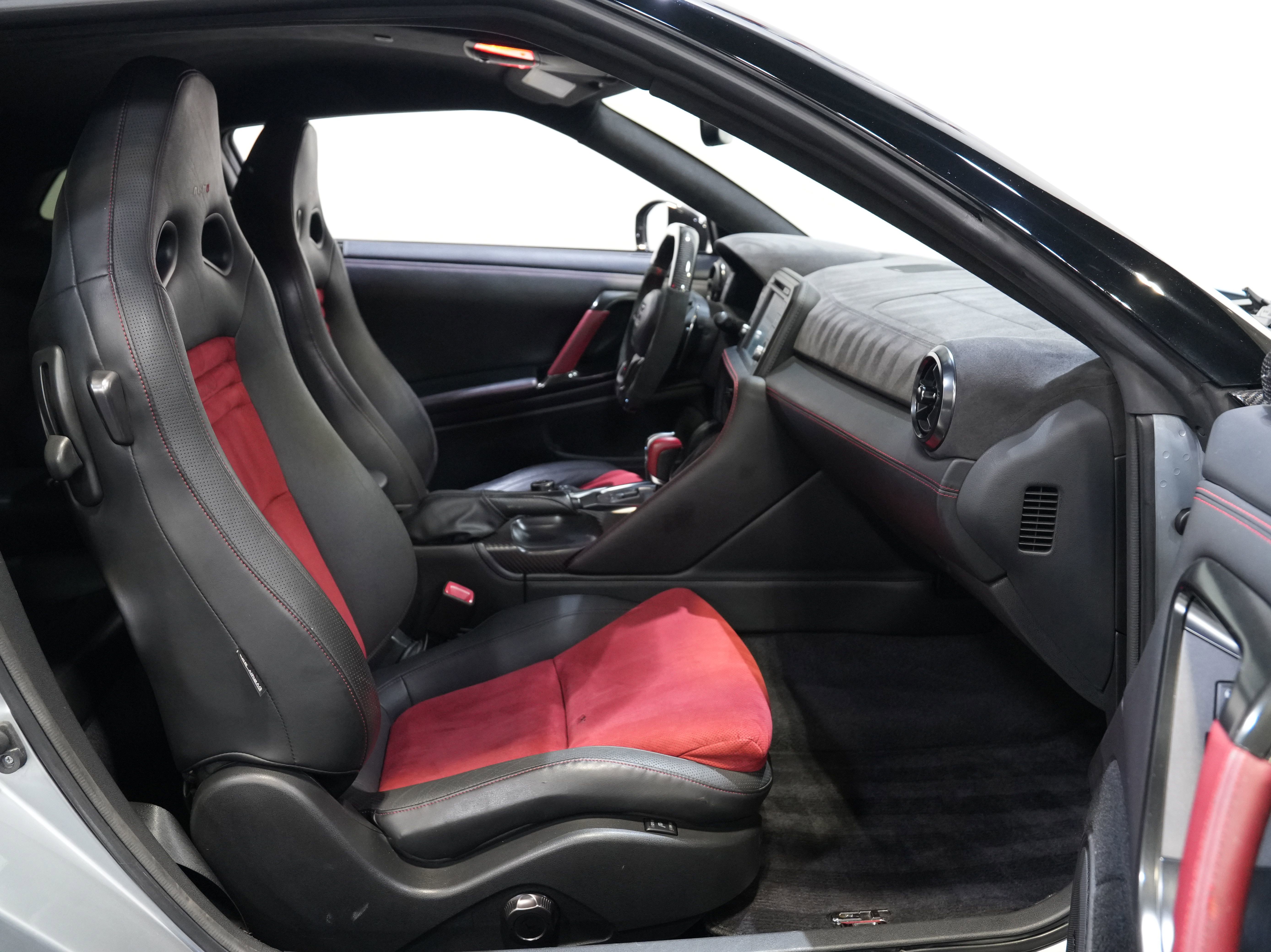 Used 2017 Nissan GT-R NISMO AWD/4WD image 32