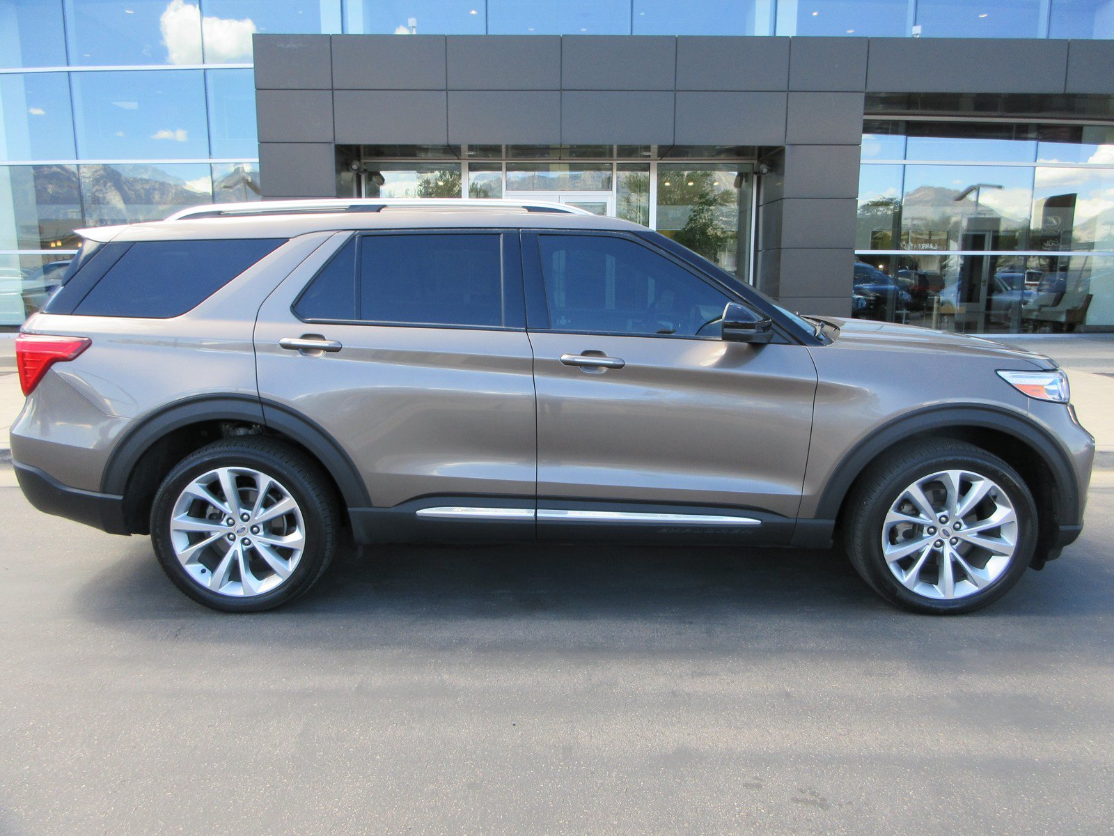 Used 2021 Ford Explorer Platinum w/ Equipment Group 601A AWD/4WD image 12