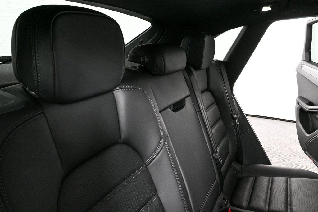Certified 2026 Porsche Macan AWD/4WD image 23