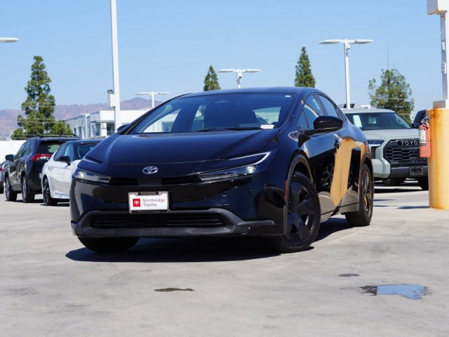 Used 2025 Toyota Prius LE FWD image 3