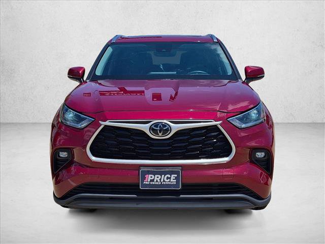 Used 2021 Toyota Highlander XLE FWD image 2